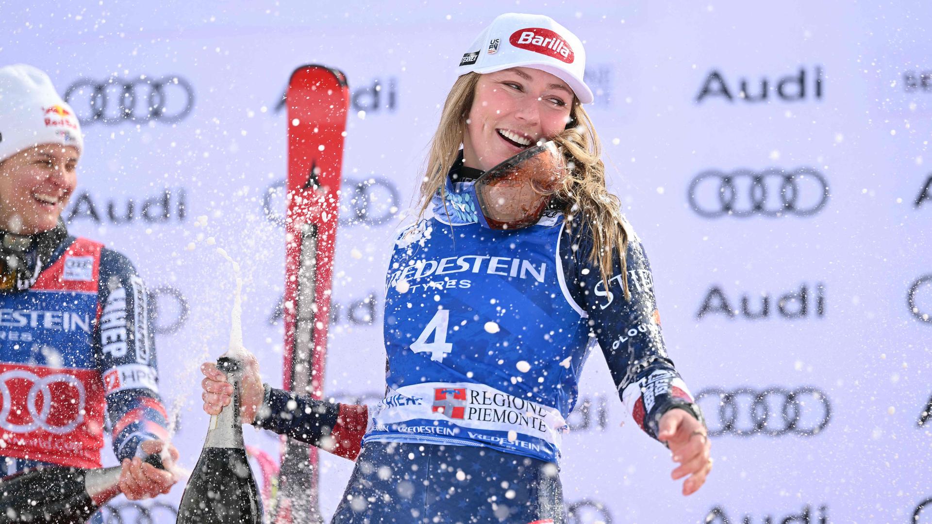 Mikaela Shiffrin aus den USA jubelt auf dem Podium.