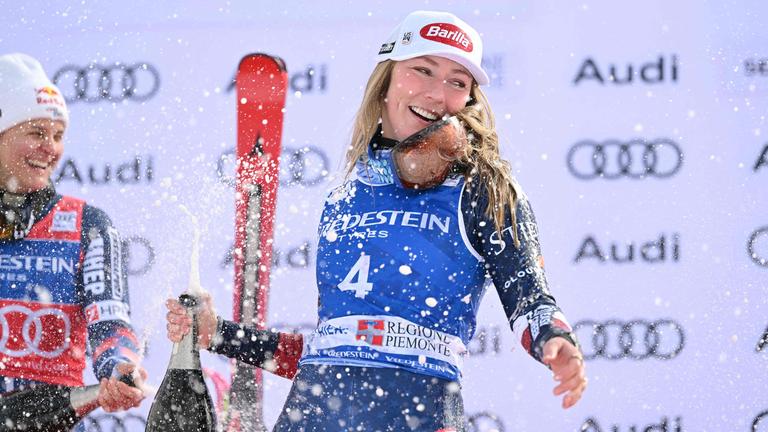 Mikaela Shiffrin aus den USA jubelt auf dem Podium.