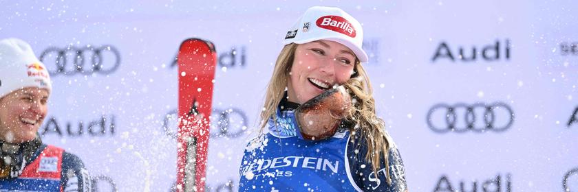 Mikaela Shiffrin aus den USA jubelt auf dem Podium.