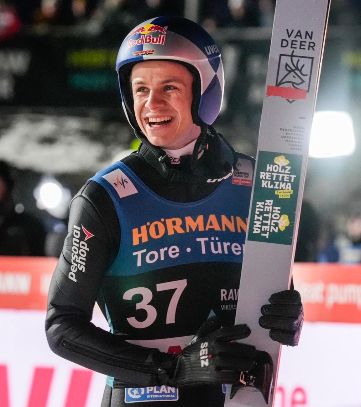 Deutschlands Skiflieger Andreas Wellinger jubelt nach seinem letzten Sprung.