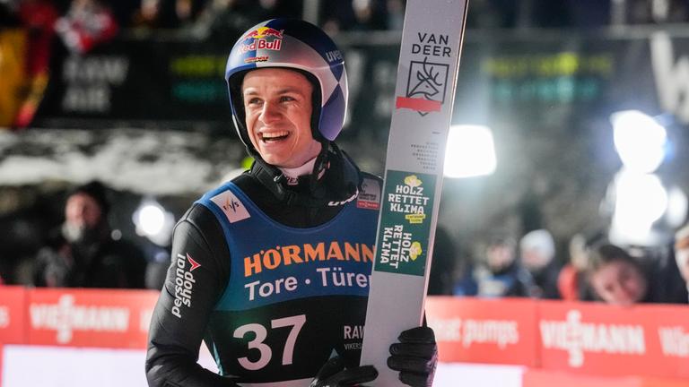 Deutschlands Skiflieger Andreas Wellinger jubelt nach seinem letzten Sprung.