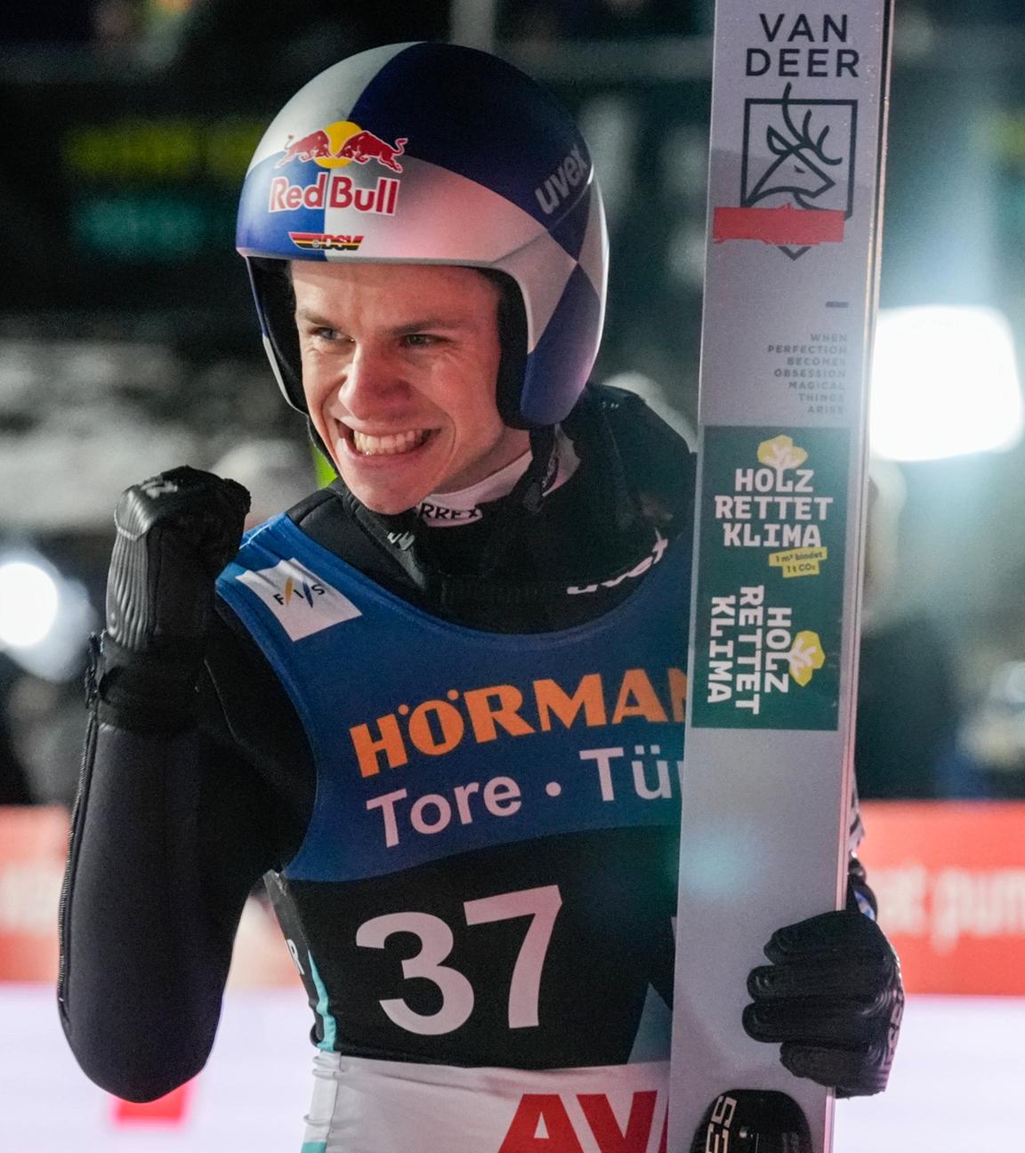 Deutschlands Andreas Wellinger jubelt nach seinem Sieg.
