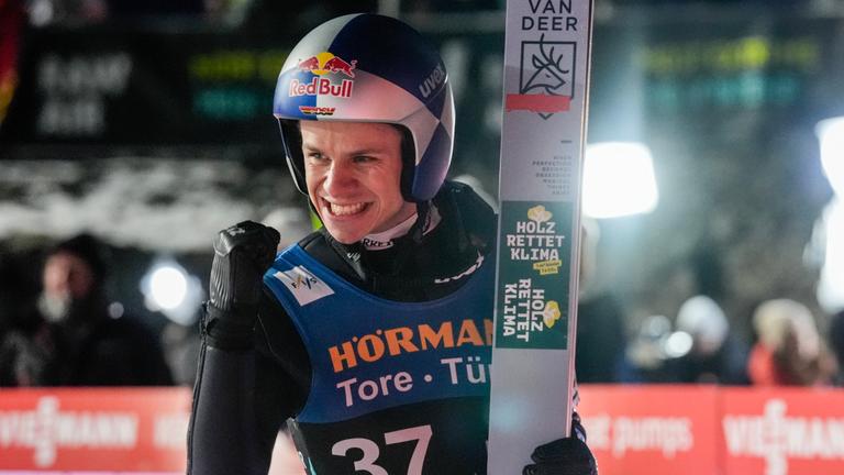 Deutschlands Andreas Wellinger jubelt nach seinem Sieg.