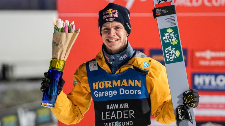 Deutschlands Andreas Wellinger jubelt auf dem Podest.