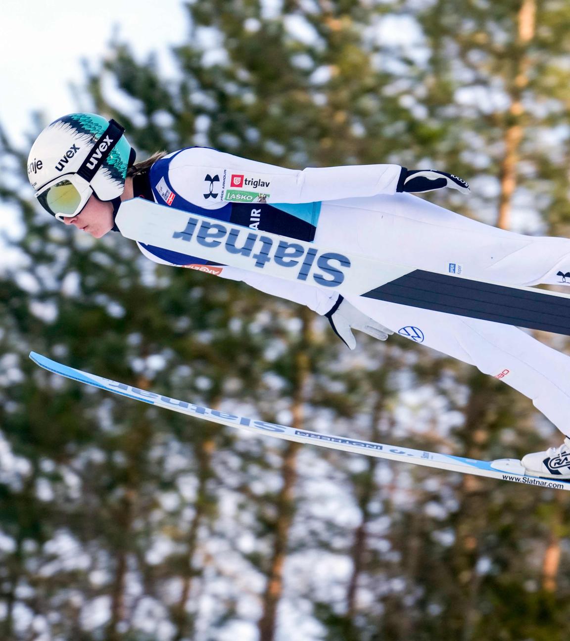 Deutschlands Selina Freitag fliegt durch die Luft beim Skifliegen-Weltcup.