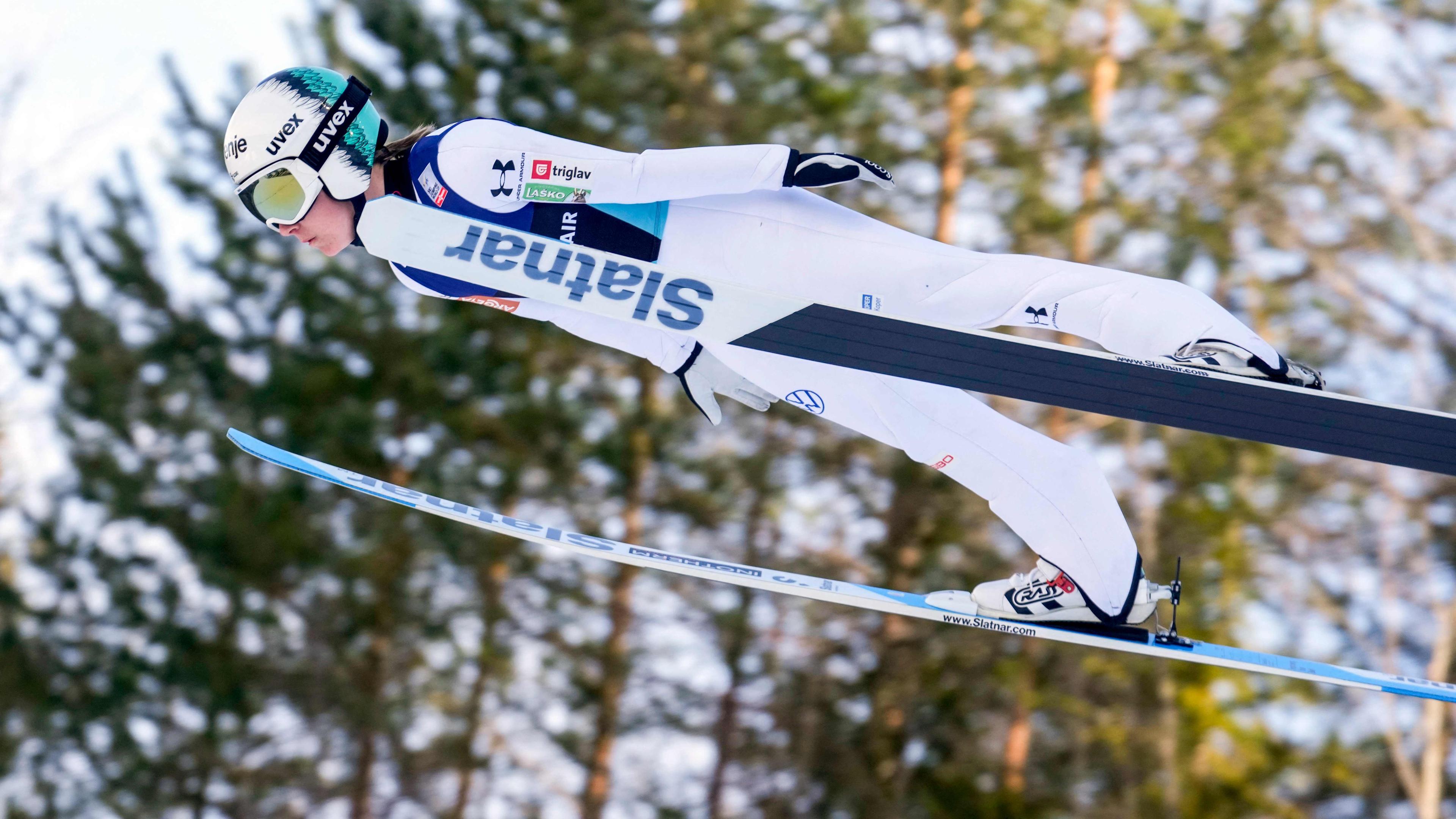 Deutschlands Selina Freitag fliegt durch die Luft beim Skifliegen-Weltcup.
