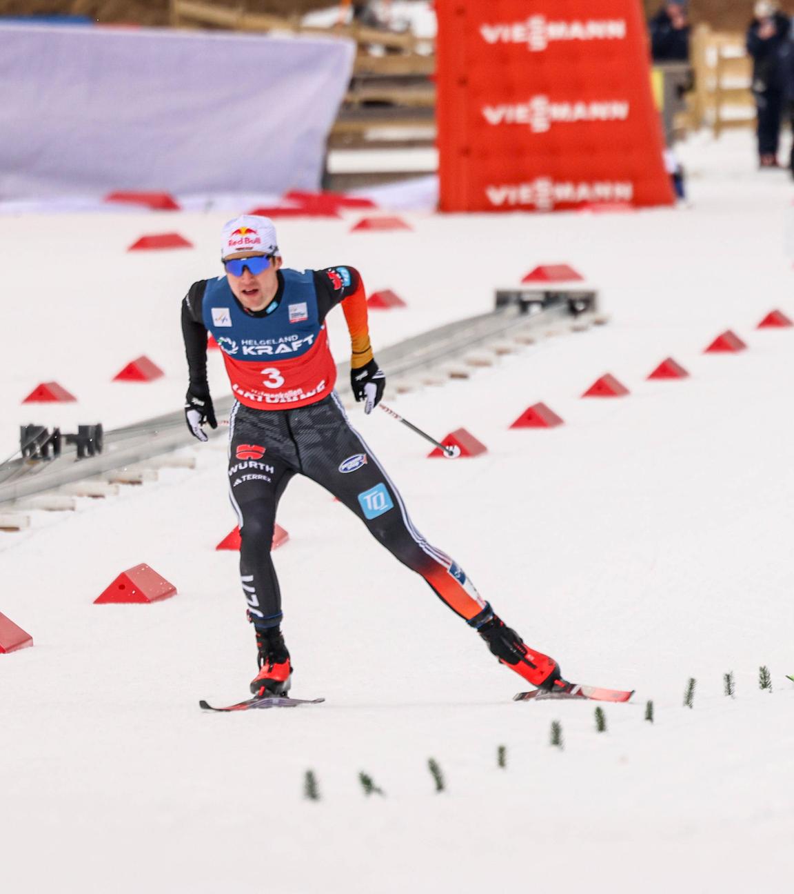 Vinzenz Geiger und Jarl Magnus Riiber in Aktion beim Skilanglauf.