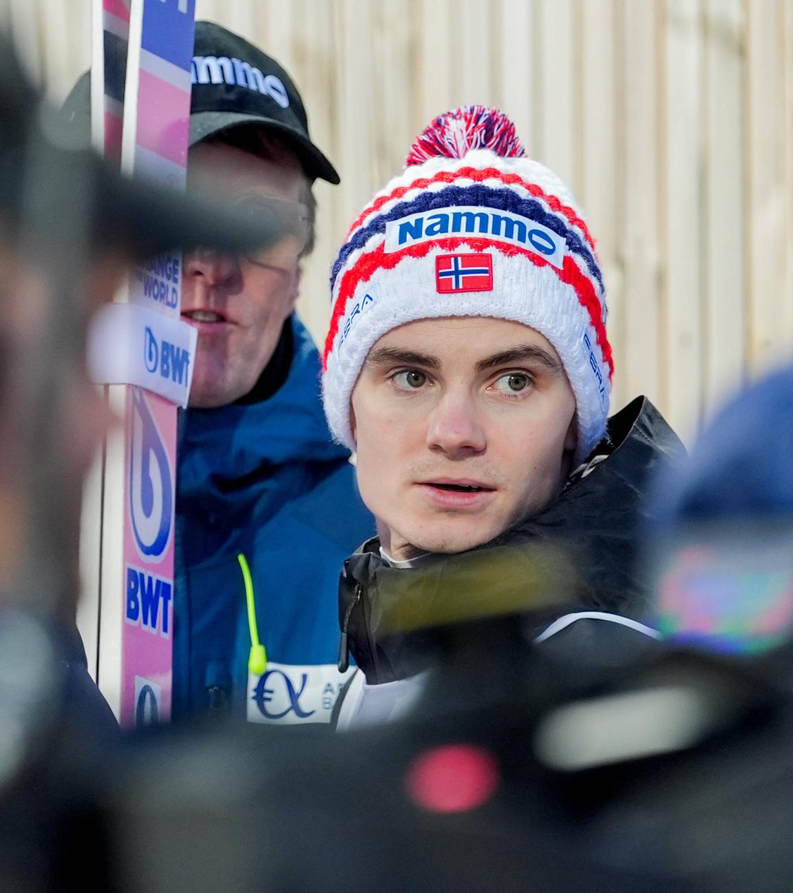 Der norwegische Skispringer Marius Lindvik nach dem Wettkampf.