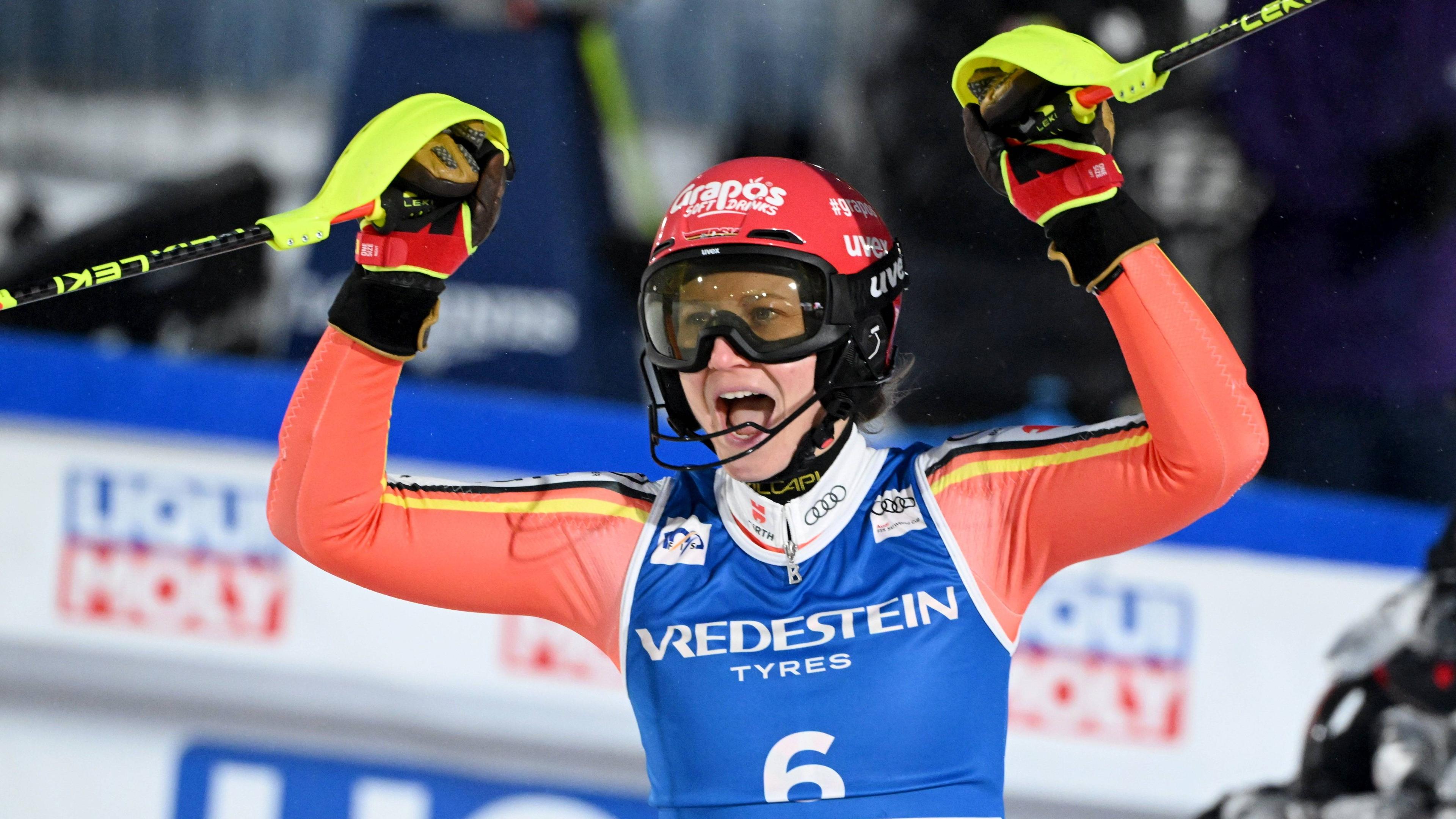 Die deutsche Skirennläuferin Lena Dürr gewinnt den 3. Platz bei den Einzelrennen des Alpiner Skiweltcup.