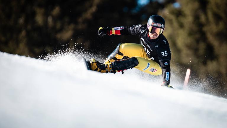 Der deutsche Snowboarder Elias Huber beim Parallel-Riesenslalom.