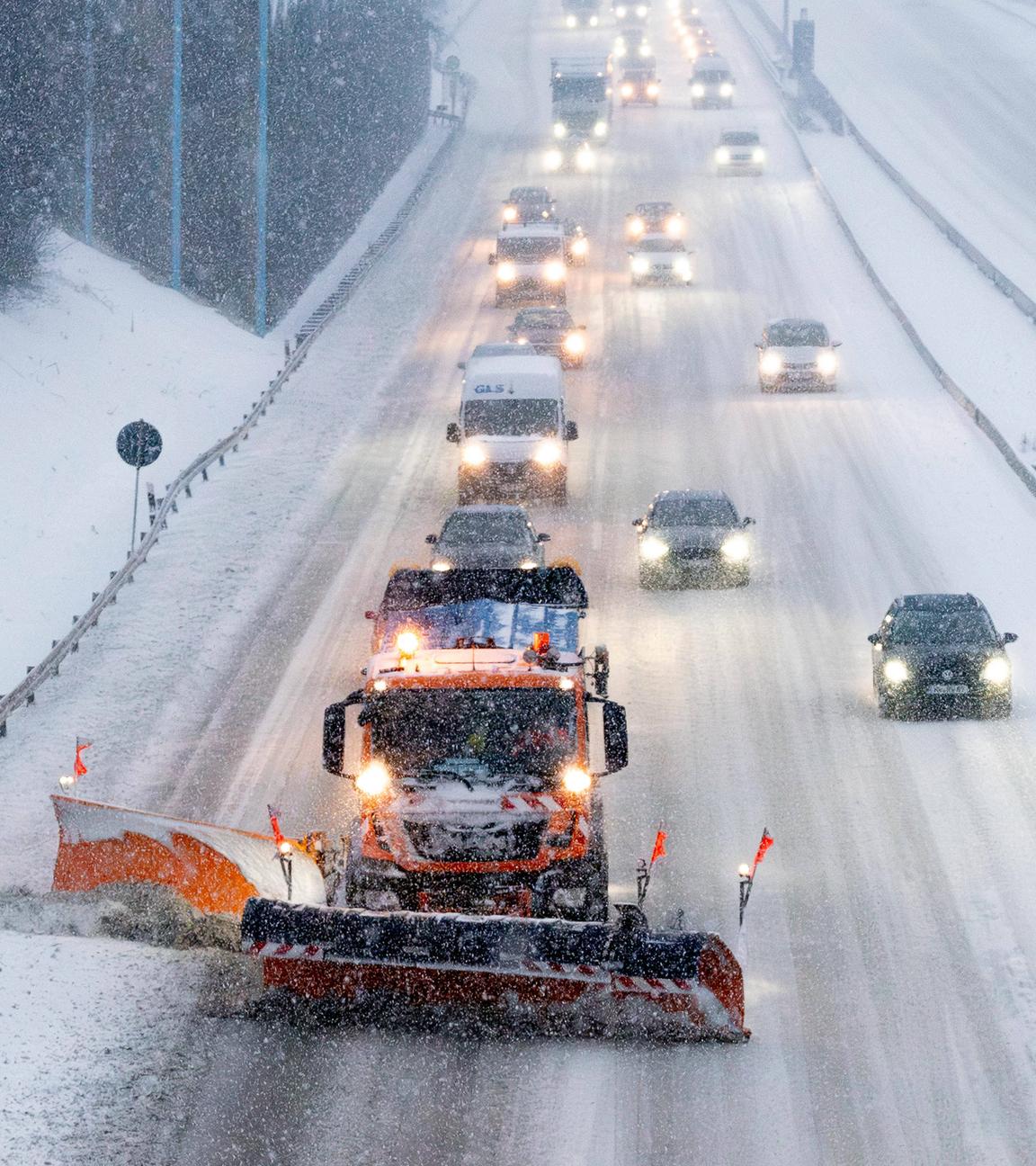 Ein Schneepflug räumt am 09.01.2026 während anhaltenden Schneefalls die Autobahn A72 in Fahrtrichtung Hof kurz vor der Abfahrt Chemnitz-Rottluff.