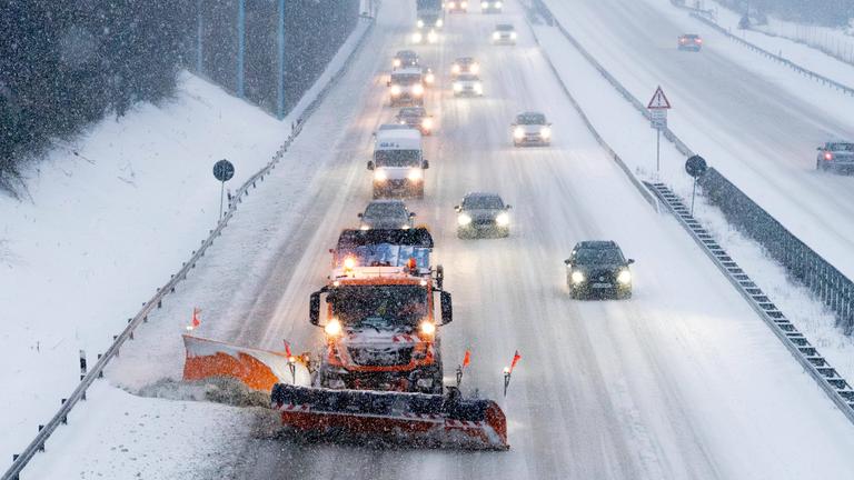Ein Schneepflug räumt am 09.01.2026 während anhaltenden Schneefalls die Autobahn A72 in Fahrtrichtung Hof kurz vor der Abfahrt Chemnitz-Rottluff.