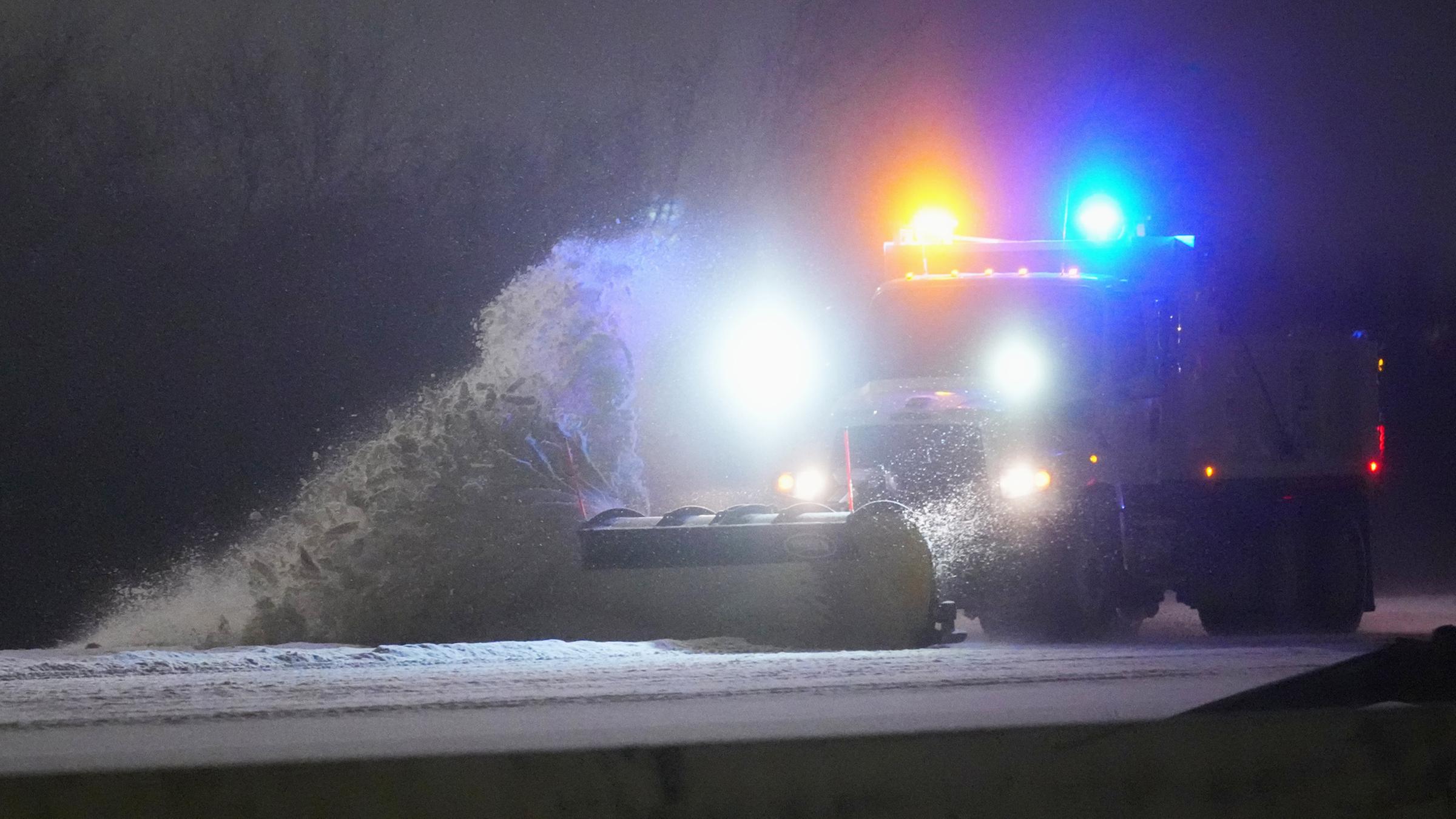 Ein Fahrzeug mit Schneepflug räumt die Autobahn 20 in Grand Prairie, Texas, während des Schneesturms am Samstag, 24.01.2026