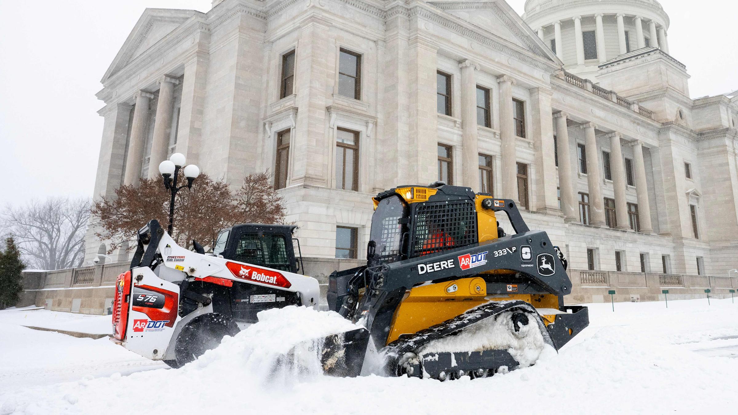 Kettenfahrzeuge räumen Schnee vor dem Kapitol in Arkansas, USA am 24.01.2026.