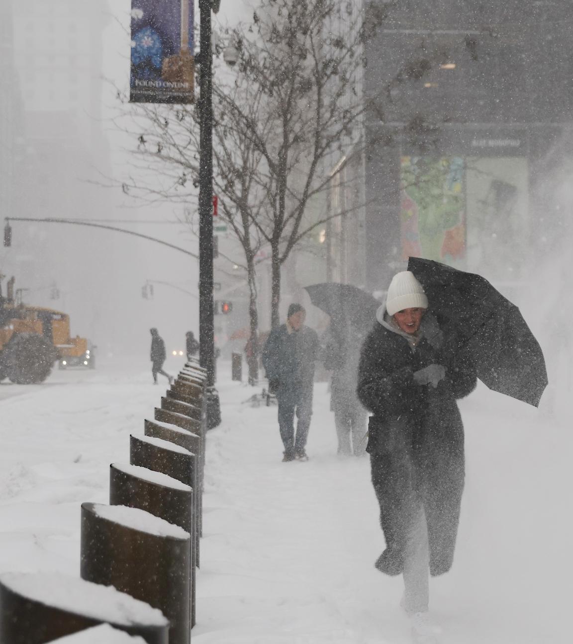 Fußgänger gehen während eines Wintersturms die Fifth Avenue in New York entlang.