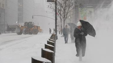 Fußgänger gehen während eines Wintersturms die Fifth Avenue in New York entlang.