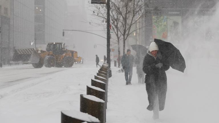 Fußgänger gehen während eines Wintersturms die Fifth Avenue in New York entlang.