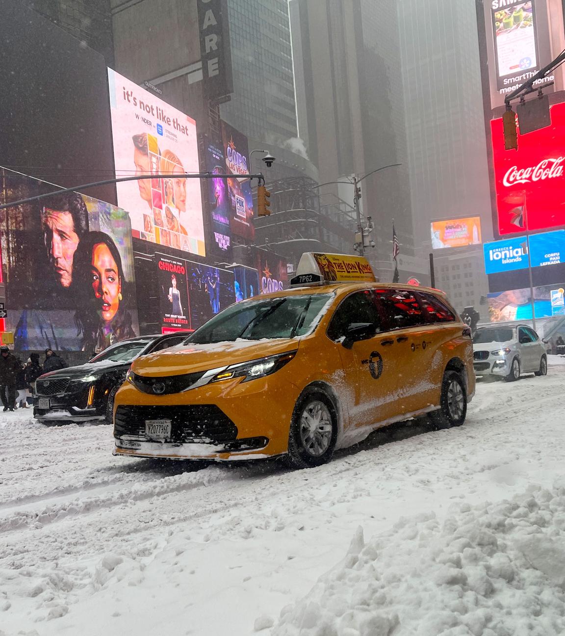 Fahzeuge im veschneiten New York. 