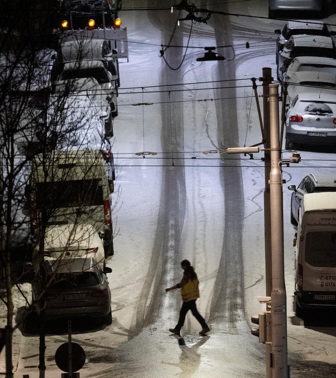 Symbolbild: Schnee liegt auf einer Nebenstraße in Stuttgart