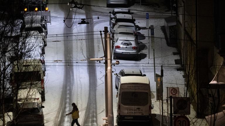 Symbolbild: Schnee liegt auf einer Nebenstraße in Stuttgart