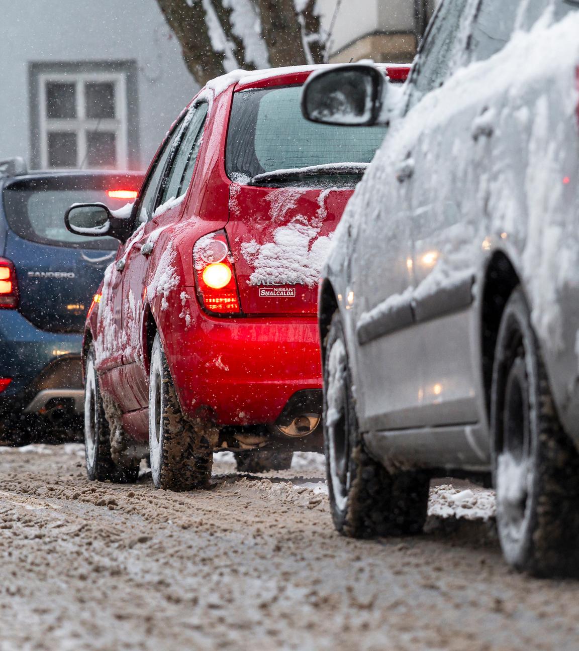 Zwei Autos fahren auf einer verschneiten Straße in Bayern entlang, aufgenommen am 26.01.2026