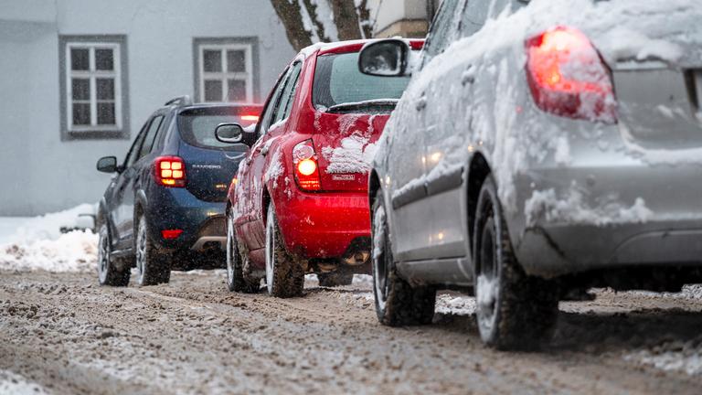 Zwei Autos fahren auf einer verschneiten Straße in Bayern entlang, aufgenommen am 26.01.2026