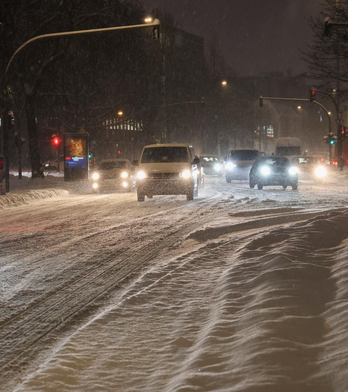 Straßenverkehr auf einer schneebedeckten Straße