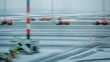 Blitzeis in Berlin legt Flughafen BER lahm