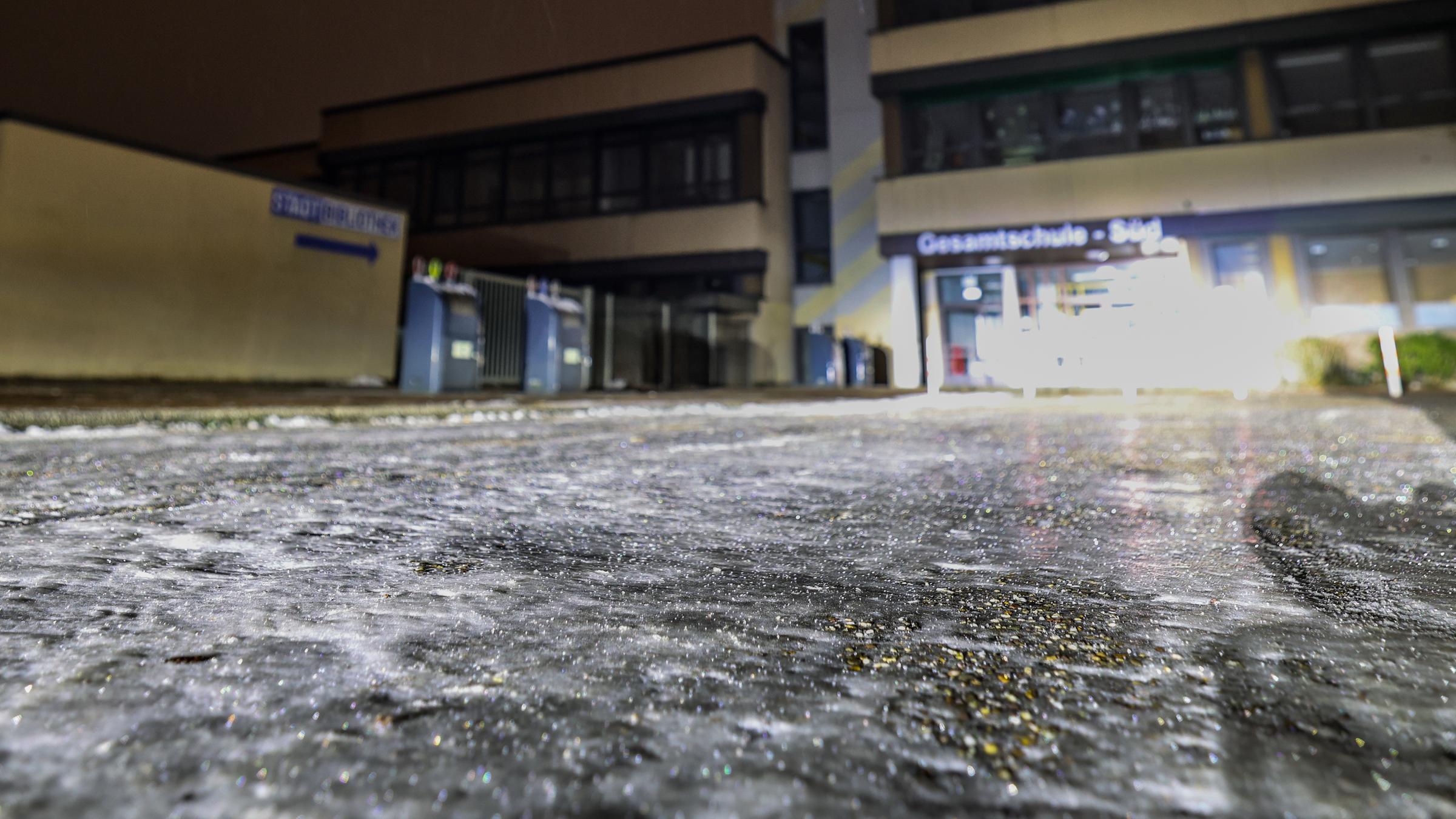 Spiegelglattes Eis vor dem Eingang zur Gesamtschule-Süd in Duisburg am 12.01.2026.