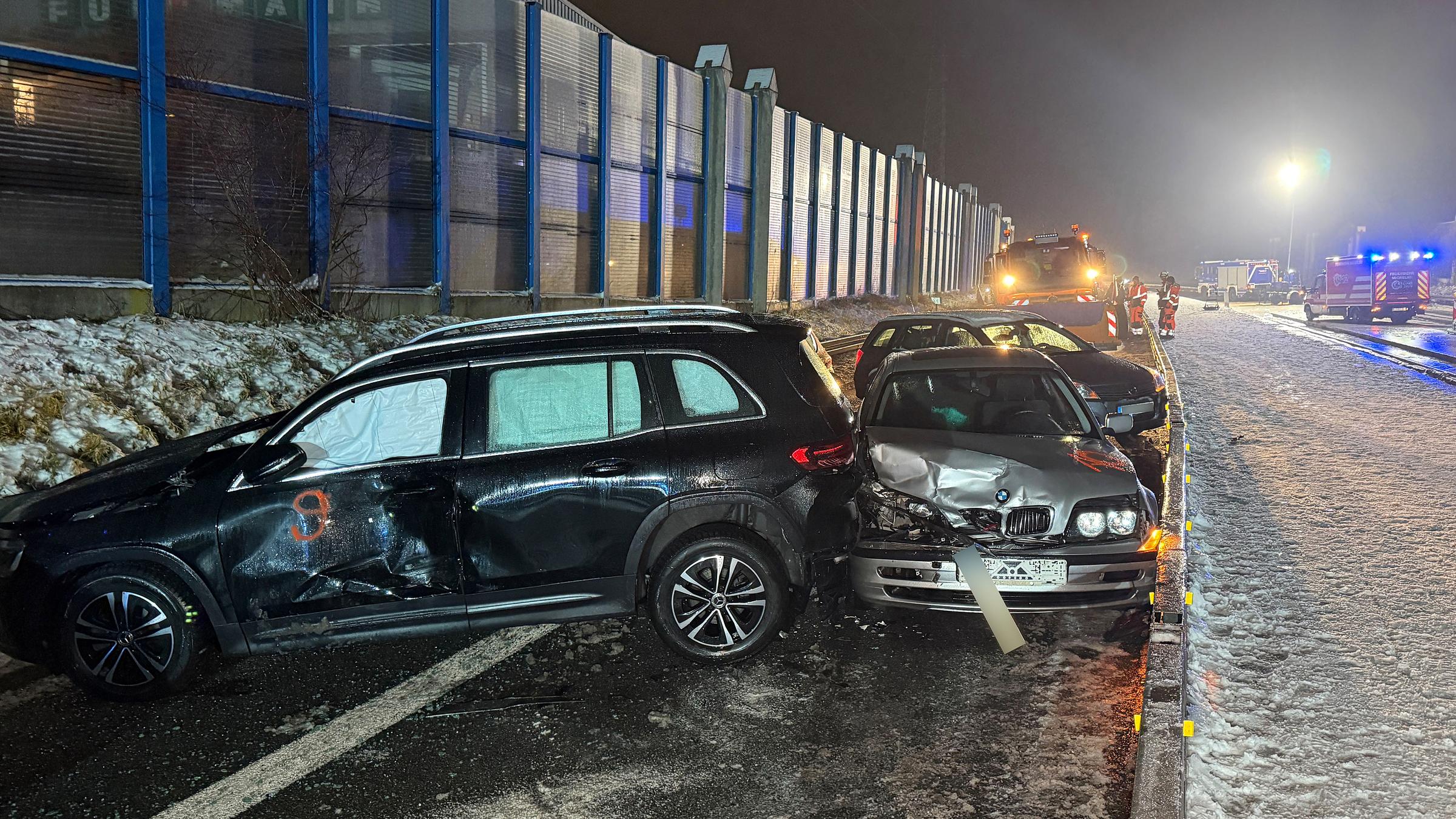 Aufgrund einer eisglatten Fahrbahn ist es auf der B173 in Lichtenfels zu einer Massenkarambolage gekommen