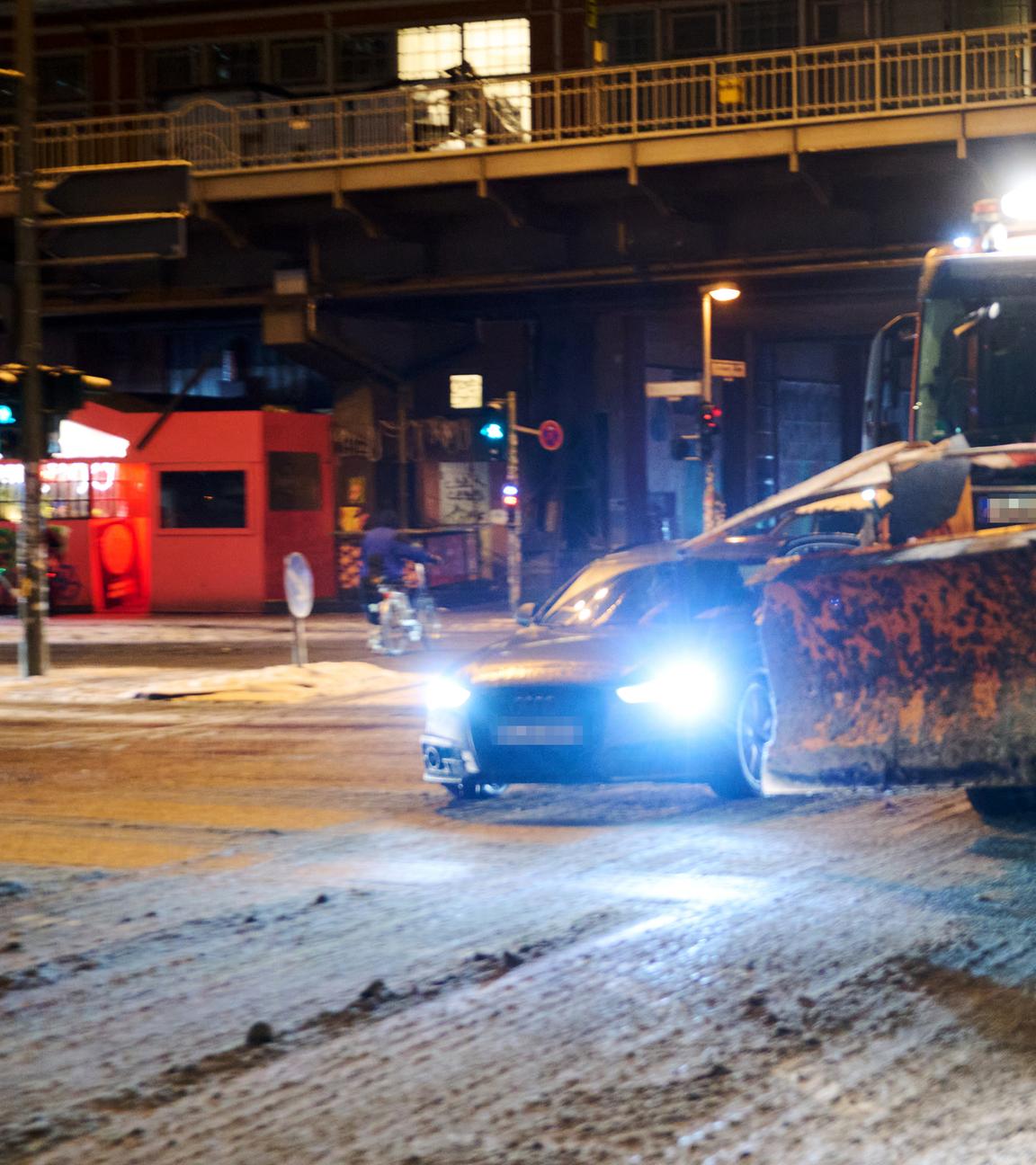 Ein Räum- und Streufahrzeug der BSR fährt über eine Kreuzung an der Warschauer Straße in Berlin, aufgenommen am 12.01.2026