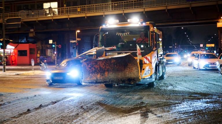 Ein Räum- und Streufahrzeug der BSR fährt über eine Kreuzung an der Warschauer Straße in Berlin, aufgenommen am 12.01.2026