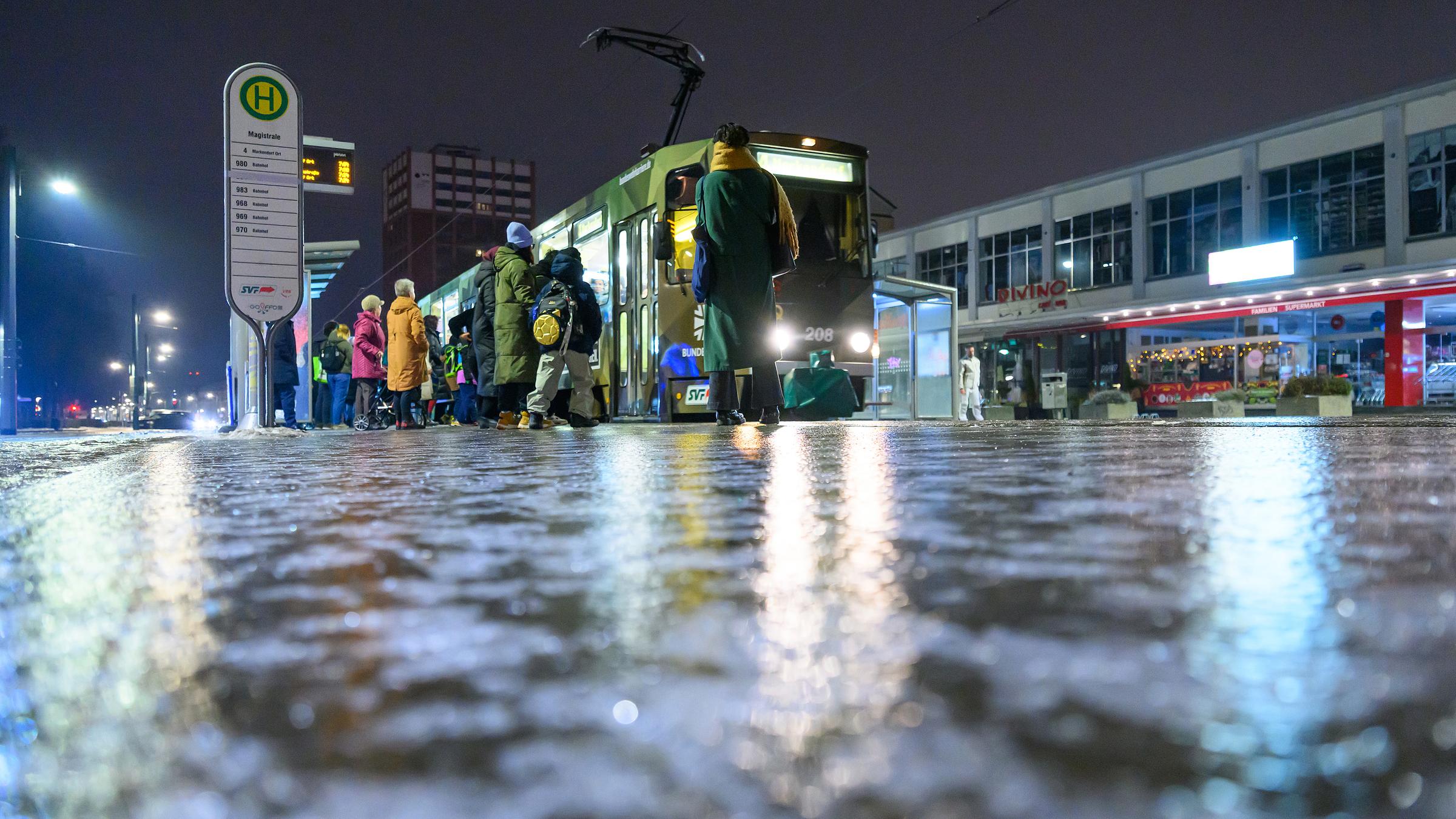 Vereist ist der Gehweg am frühen Morgen an einer Haltestelle, aufgenommen am 13.01.2026