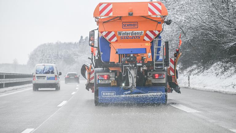 Ein Winterdienst-Fahrzeug streut auf der Autobahn 7