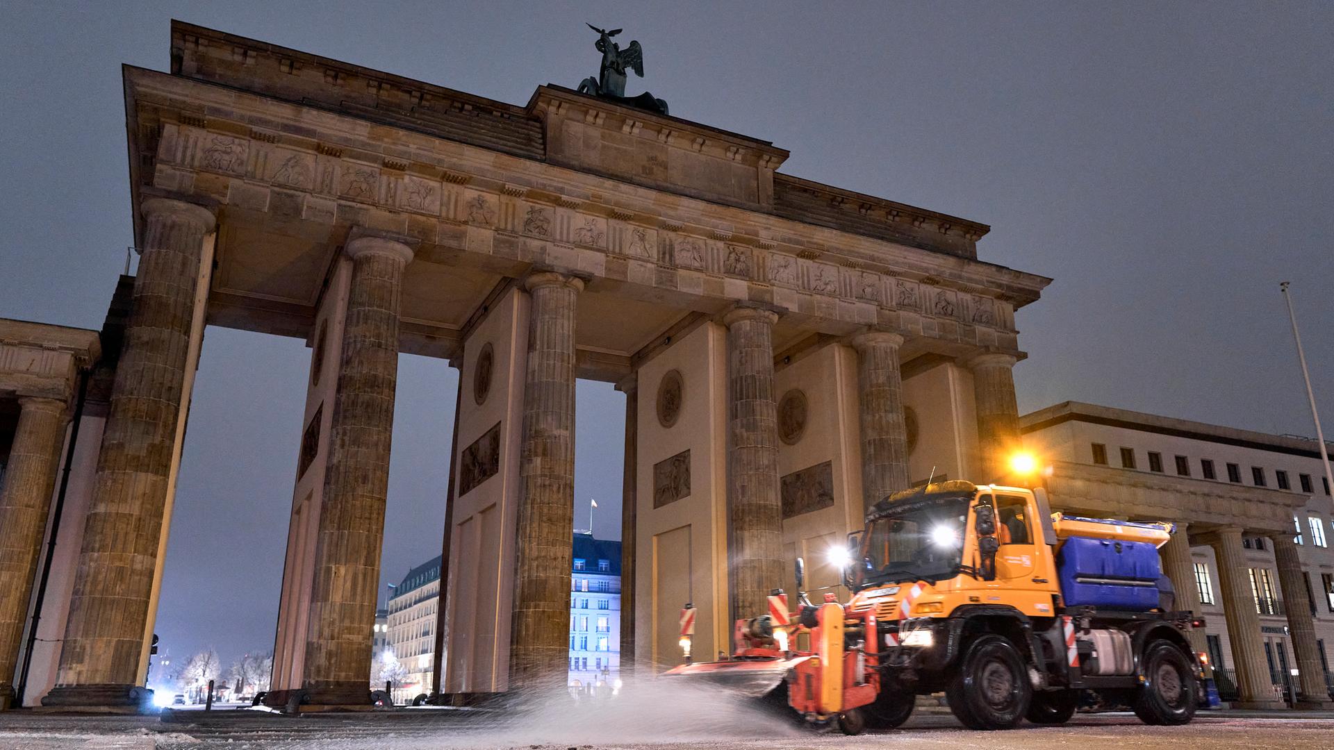 Ein Winterdienstfahrzeug der Berliner Stadtreinigungsbetriebe (BSR) räumt am frühen Morgen des 26.01.2026 Schnee und Eis vor dem Brandenburger Tor.