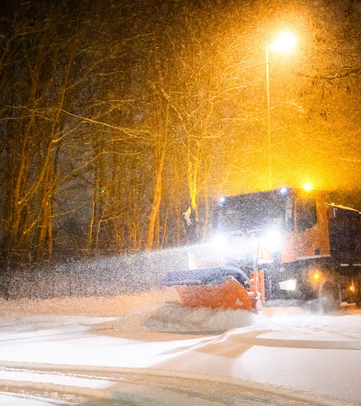 Ein Räumfahrzeug des Winterdienstes räumt eine Straße in der Region Hannover am 26.01.2026. 