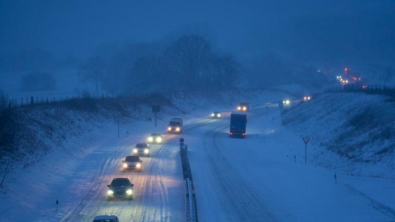 Fahrzeuge sind auf der verschneiten Bundesstraße B255 in Fahrtrichtung Rennerod unterwegs. Aufgenommen am 19.02.2026, Rheinland-Pfalz