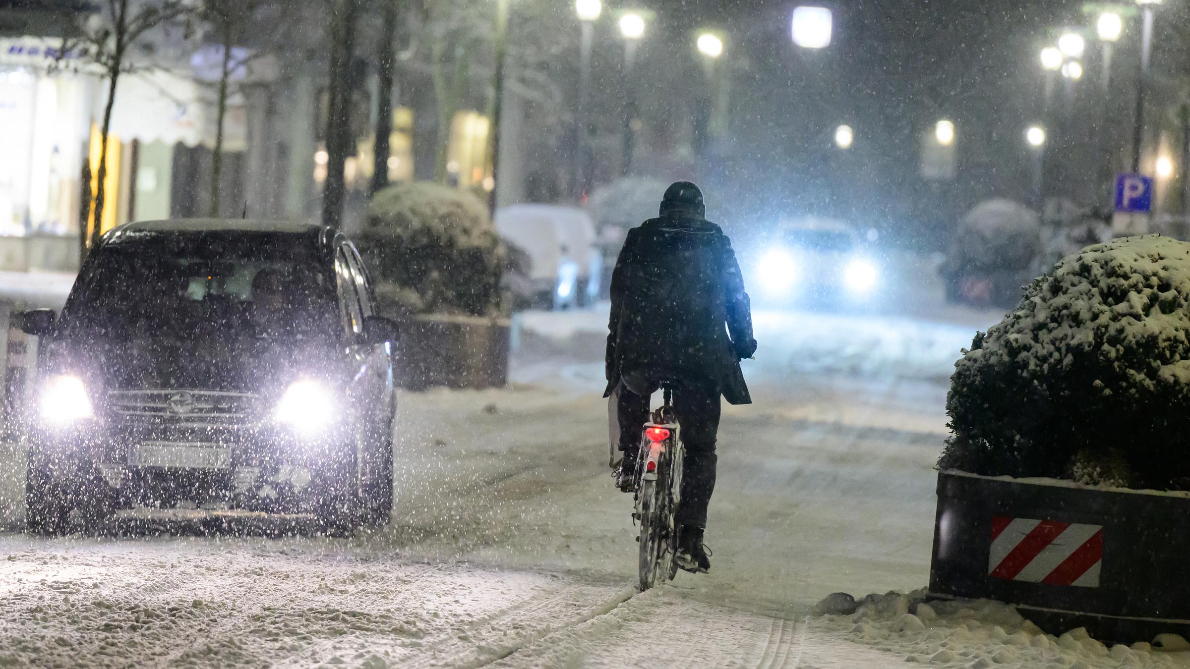 26.01.2026, Niedersachsen, Uelzen: Ein Radfahrer fährt neben Autos durch die Innenstadt.
