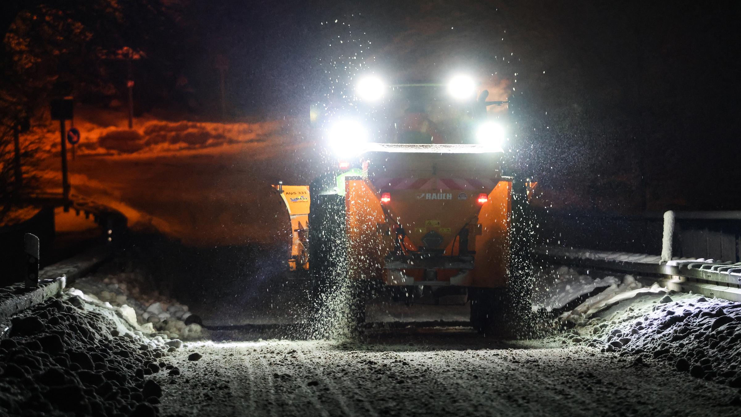 Ein Räumfahrzeug befährt eine Landstraße bei winterlichen Verhältnissen am 12.01.2026 in Drolshagen.