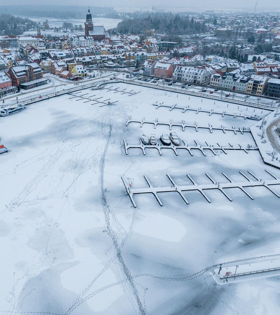 Mecklenburg-Vorpommern, Waren (Müritz): Die Müritz ist vor dem Hafen komplett mit Eis bedeckt (Luftaufnahme mit einer Drohne).