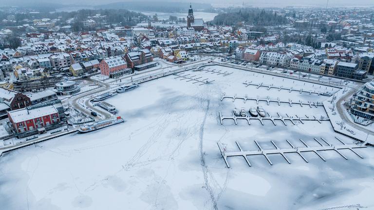 Mecklenburg-Vorpommern, Waren (Müritz): Die Müritz ist vor dem Hafen komplett mit Eis bedeckt (Luftaufnahme mit einer Drohne).