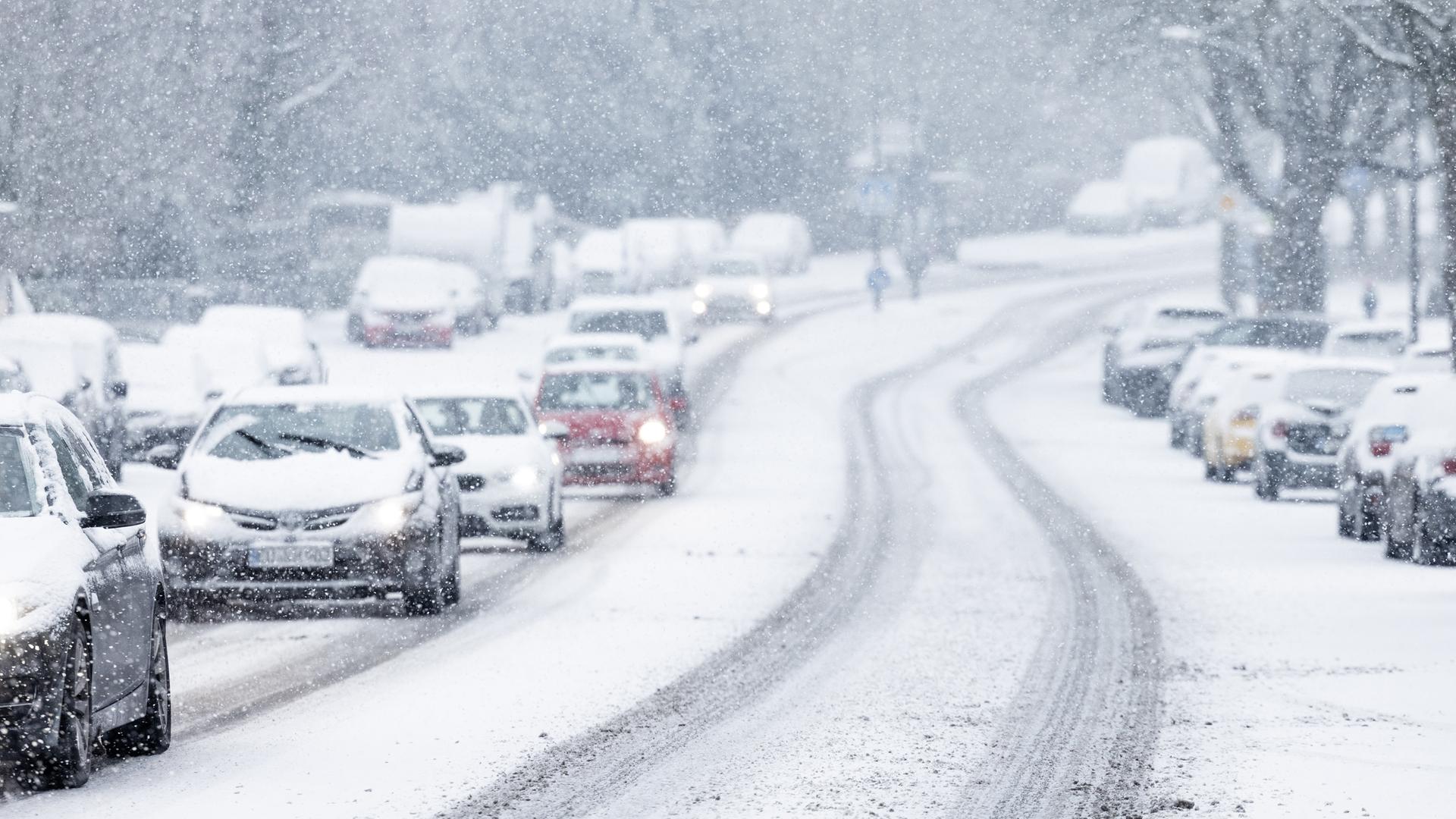 Nur langsam kommen Autos in der Innenstadt von Köln im dichten Schneetreiben voran. Schnee und Eis haben Straßen und Gehwege in weiten Teilen Deutschlands in gefährliche Rutschbahnen verwandelt. 