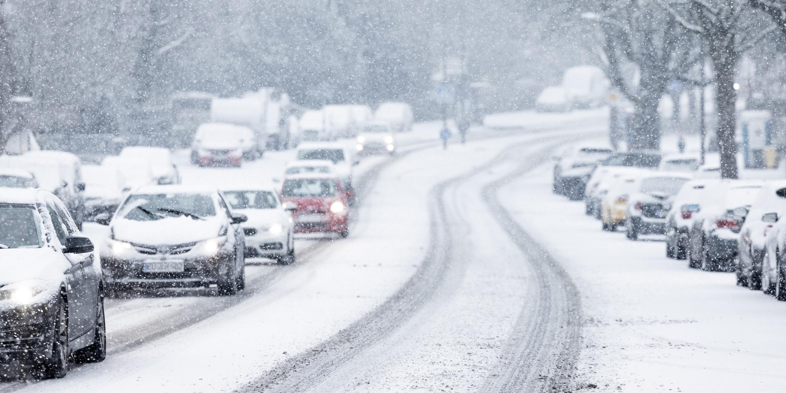 Nur langsam kommen Autos in der Innenstadt von Köln im dichten Schneetreiben voran. Schnee und Eis haben Straßen und Gehwege in weiten Teilen Deutschlands in gefährliche Rutschbahnen verwandelt. 