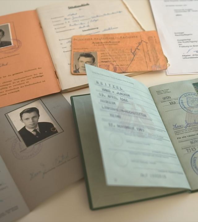 Die alten Lichtbildausweise und Dokumente des verstorbenen Physikers Hans-Joachim Neitzel aus einem Dorf in Baden-Würtemberg