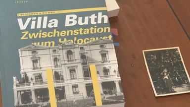 Ein Buch über Villa Buth und ein altes, schwarz-weißes Bild eines kleinen Mädchens auf dem Tisch