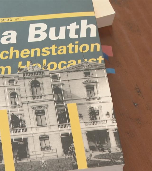 Ein Buch über Villa Buth und ein altes, schwarz-weißes Bild eines kleinen Mädchens auf dem Tisch