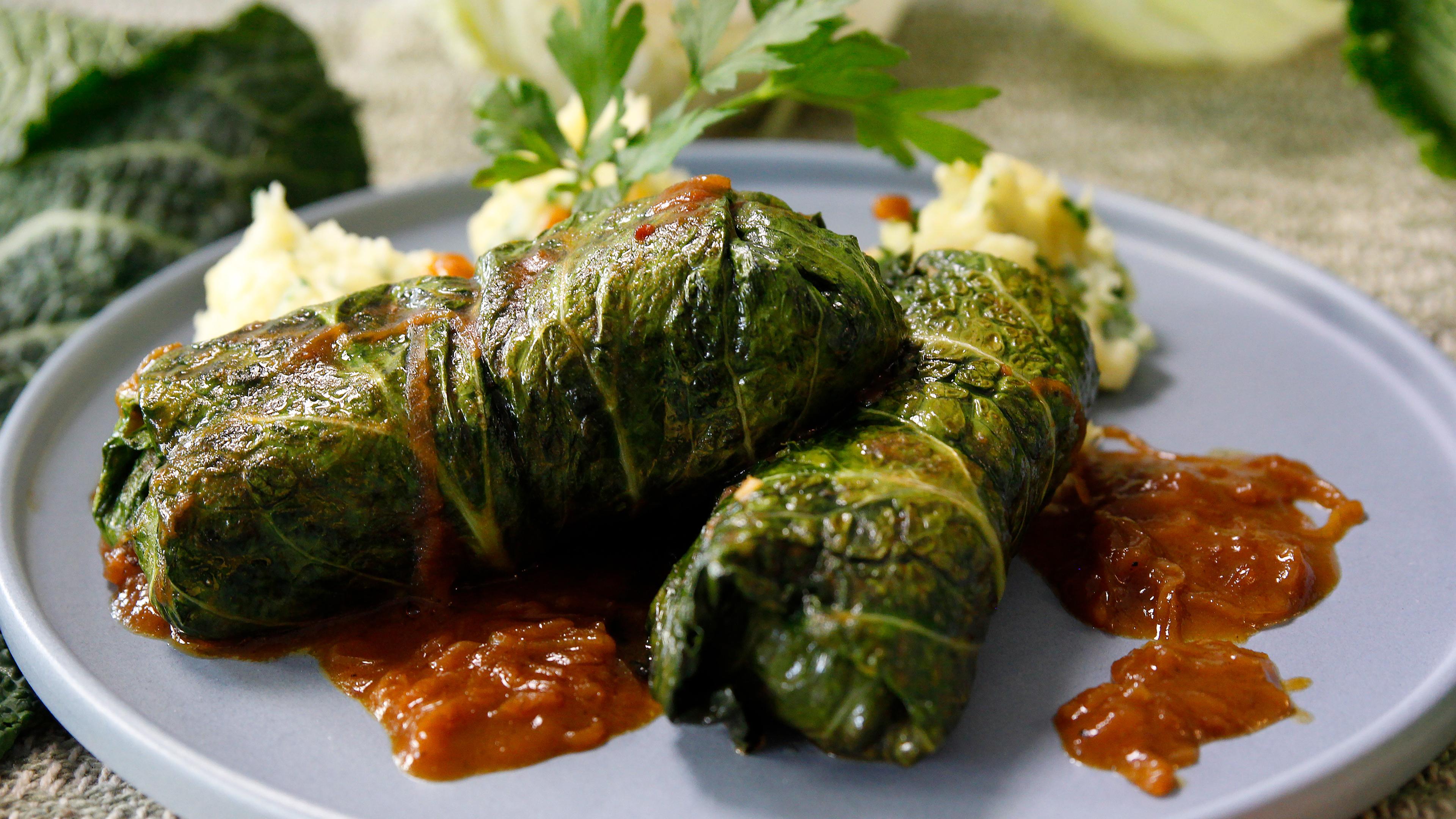 Wirsing-Rouladen mit Pastinaken-Kartoffelpüree