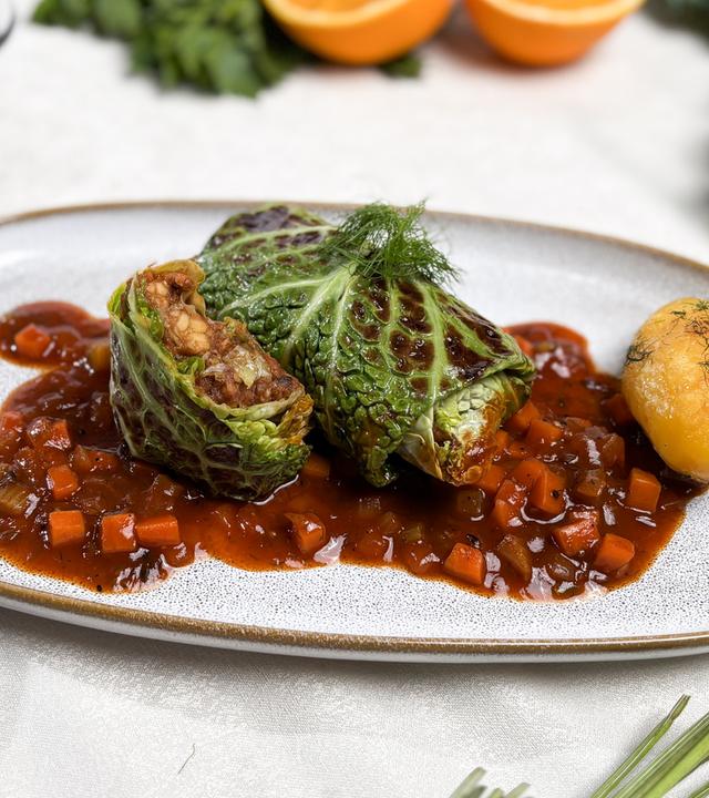 Gekochtes Gericht: Wirsingrouladen mit Tempeh und Fenchel von Volle-Kanne-Koch Mario Kotaska.