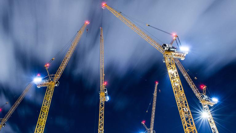 Archiv: Wolken ziehen am 13.11.2017 über Baukräne auf einer Baustelle in Berlin hinweg