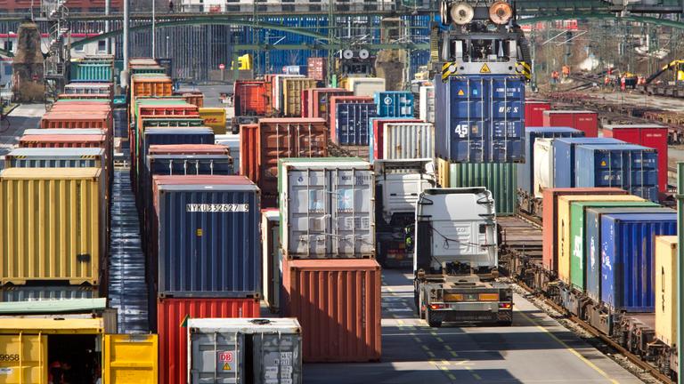 Ein Bauarbeiter schweisßt auf einer Baustelle in Wendlingen-Ulm an einer Baumaschine